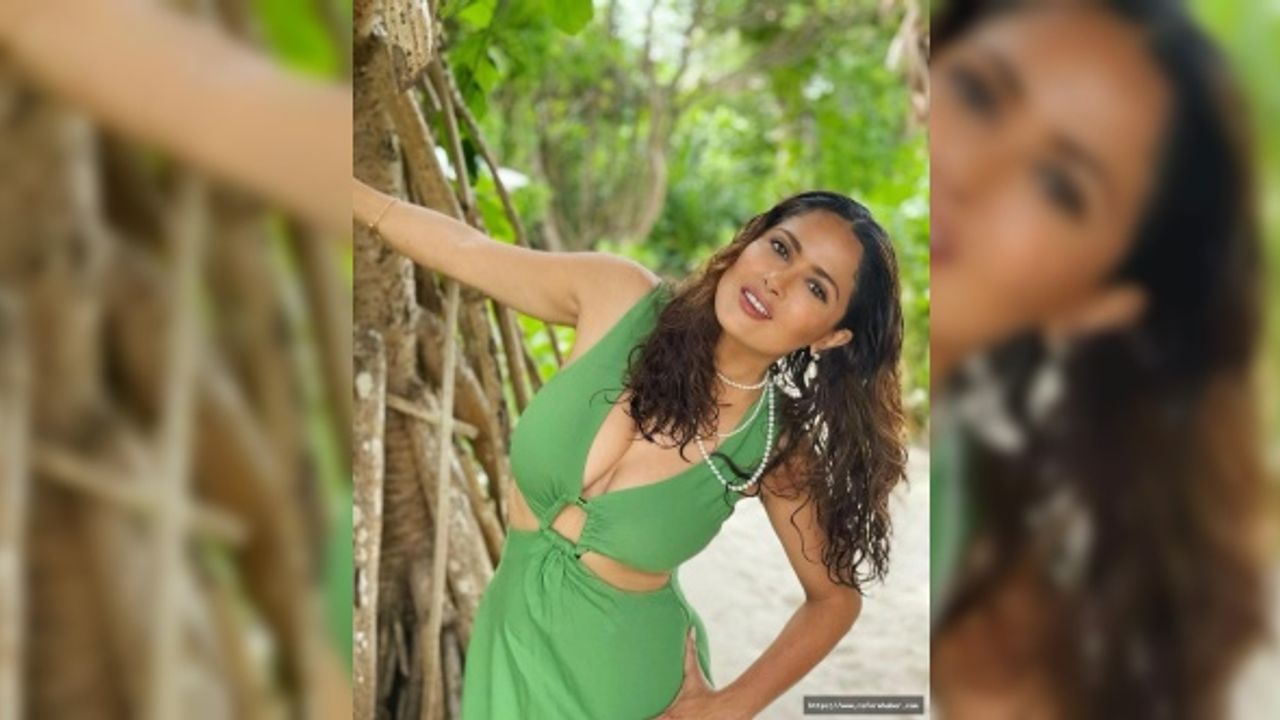 Salma Hayek'ten yogalı mesaj: Soğukkanlılığımızı korumalıyız
