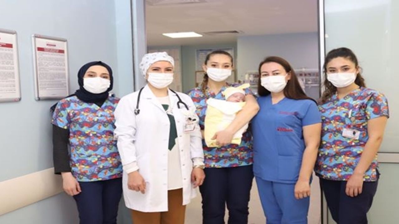 Bir mucize gerçekleşti!  550 gram doğan "parmak bebek" hayata tutundu!