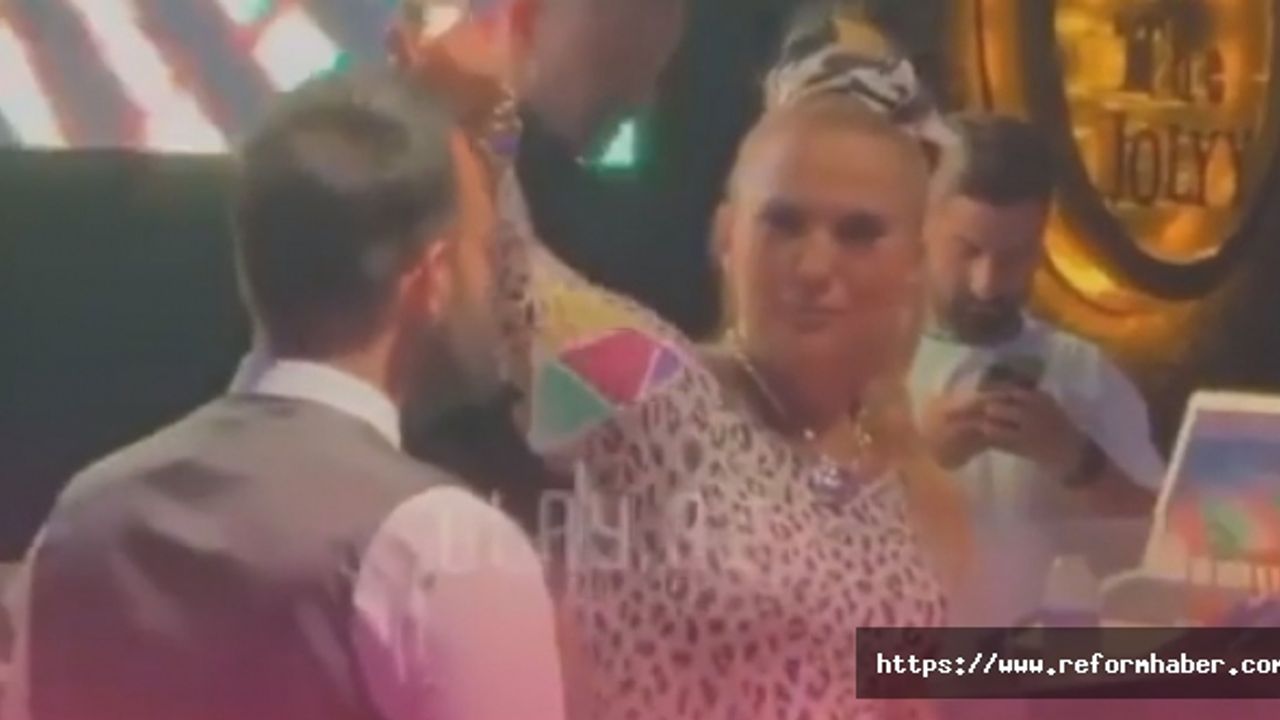 Demet Akalın'dan şampanya açıklaması... Bakın neden garsonun başına şampanya dökmüş?