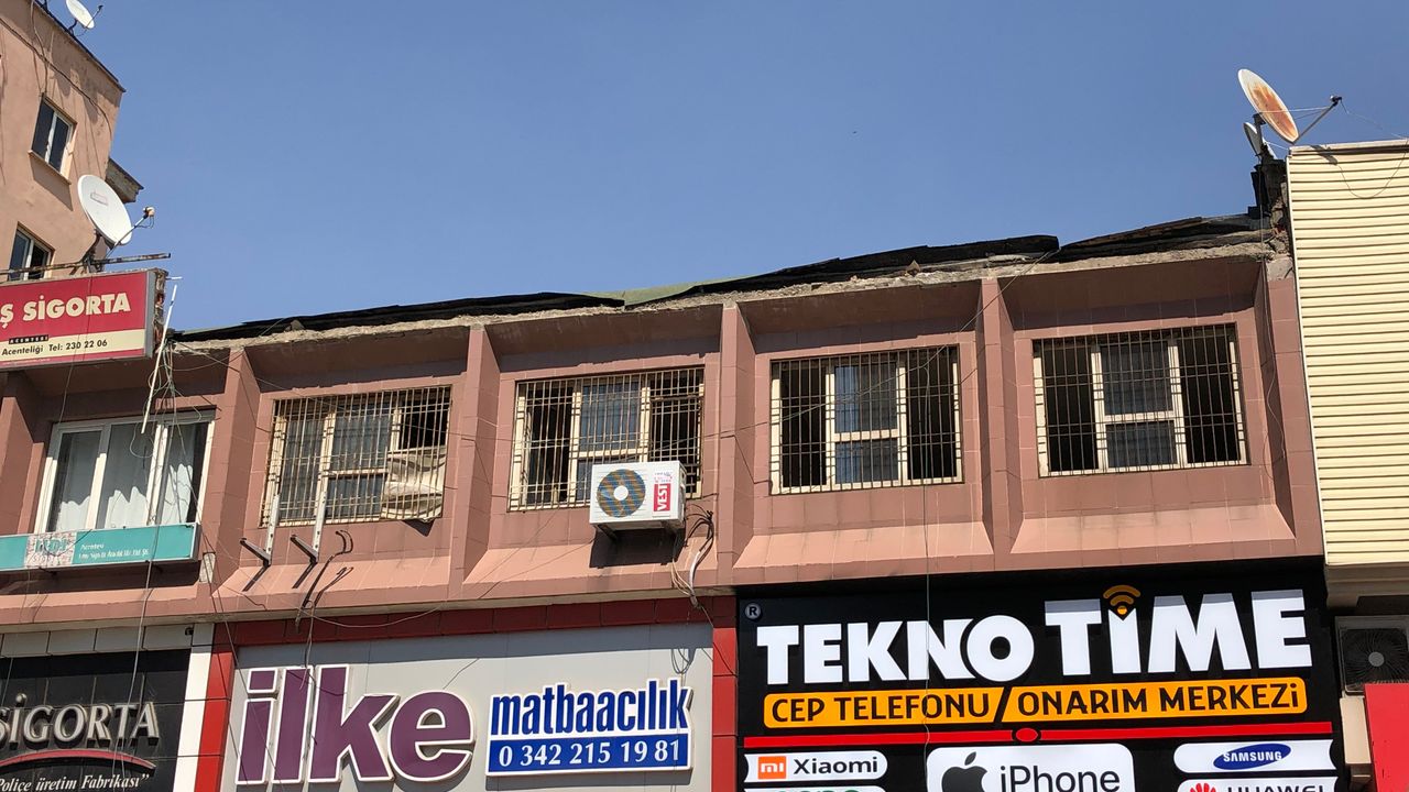 Gaziantep'te iş merkezinin çatı duvarı çöktü, faciadan dönüldü