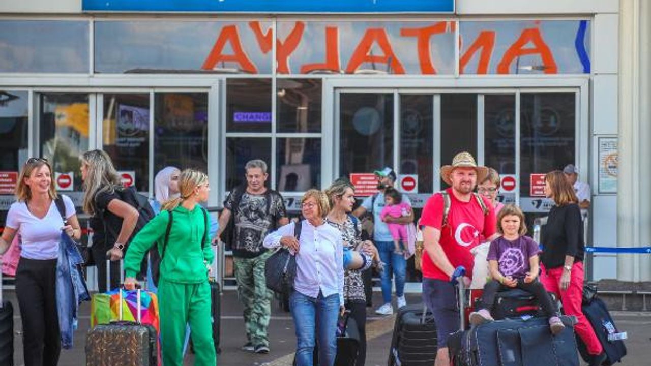 Kaçan kaçana...Rusya'dan Antalya'ya göç sürüyor! Rusya'dan Antalya'ya son uçak bileti, 11 bin dolara satıldı