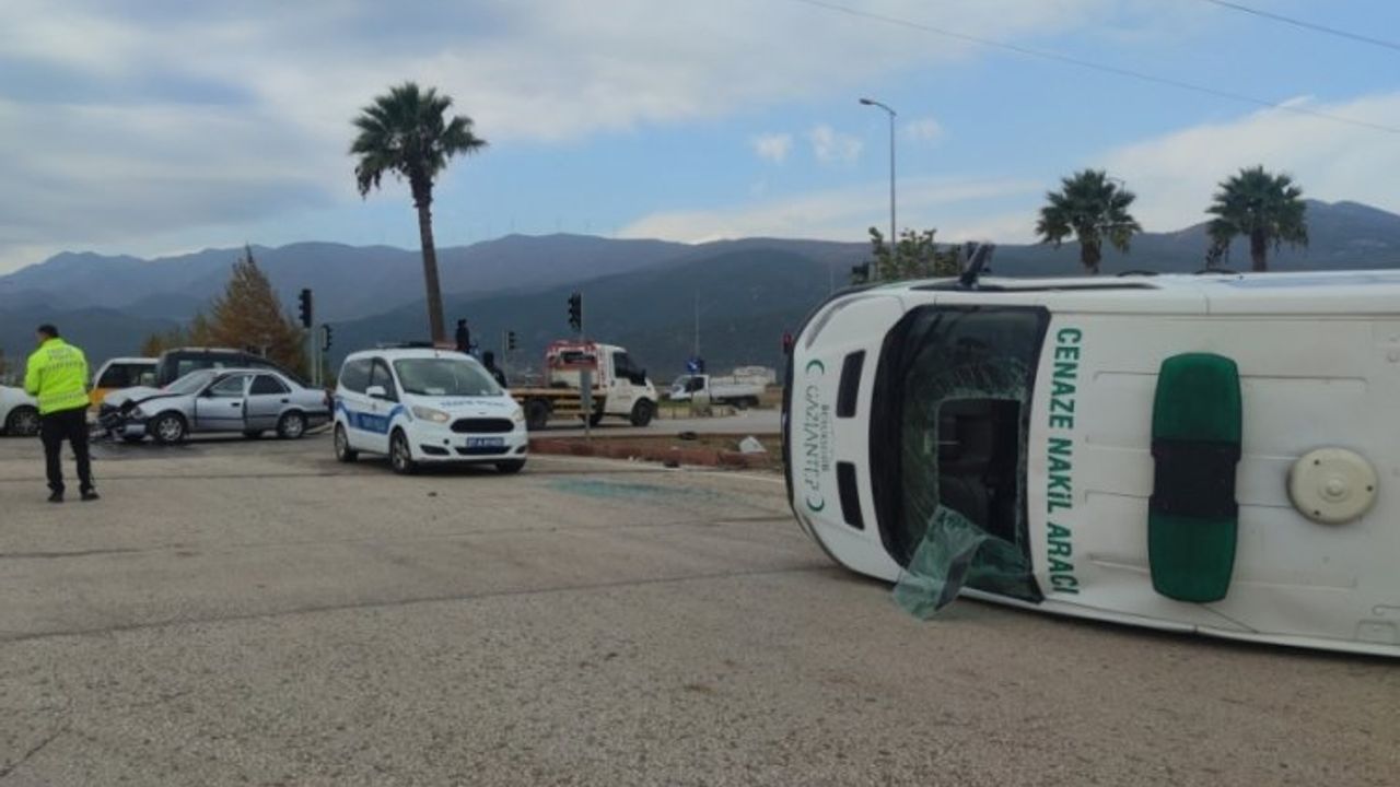 Gaziantep'te cenaze aracı otomobil ile çarpıştı: 3 kişi yaralandı