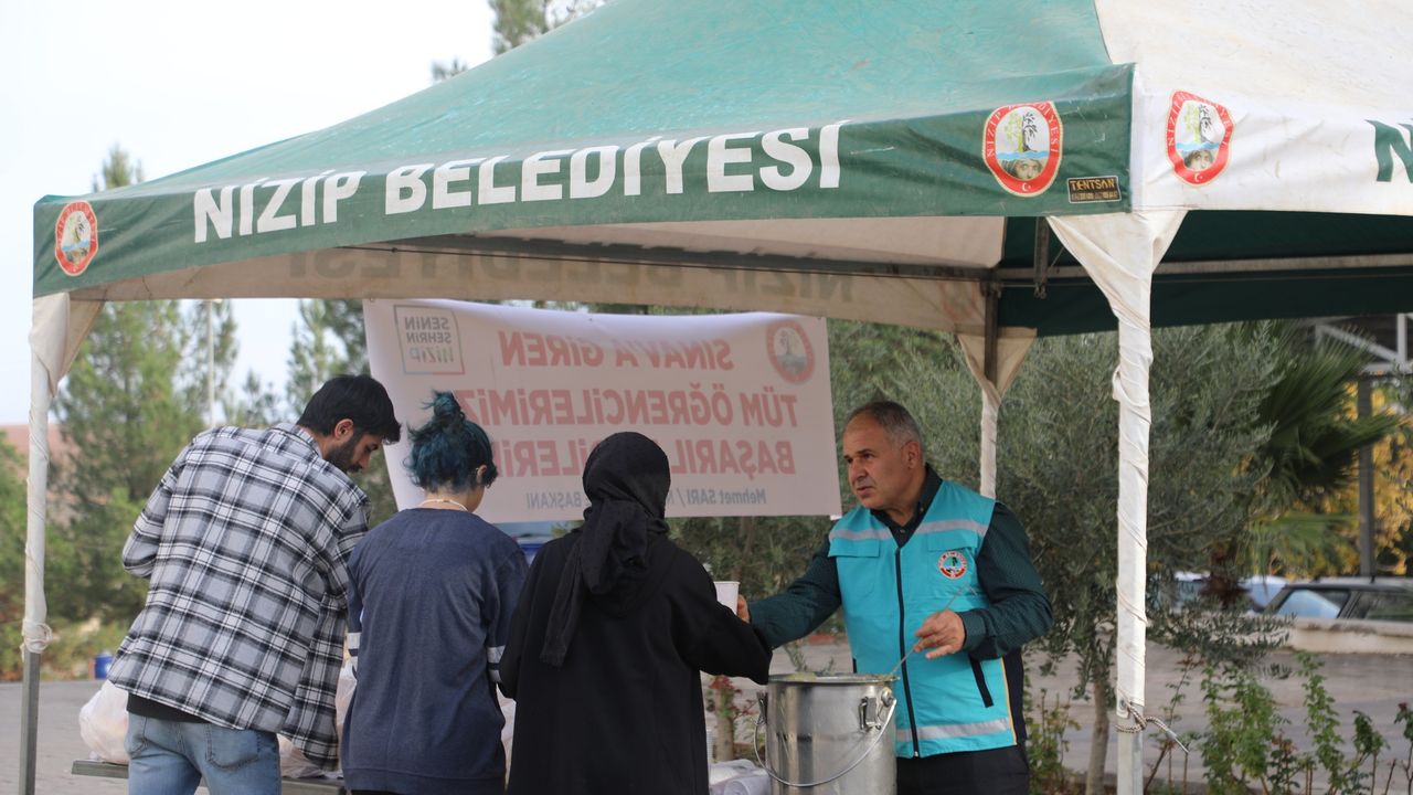 Nizip Belediyesi’nden öğrencilere çorba ikramı