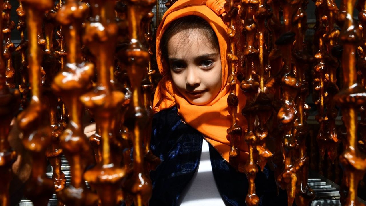 Gaziantep'in üzümleri binbir zahmetle cevizli sucuğa dönüşüyor