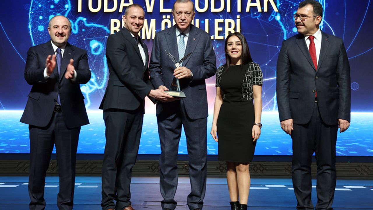 HKÜ’lü Bilim İnsanı, TÜBİTAK Teşvik Ödülünü Cumhurbaşkanı Erdoğan’ın Elinden Aldı