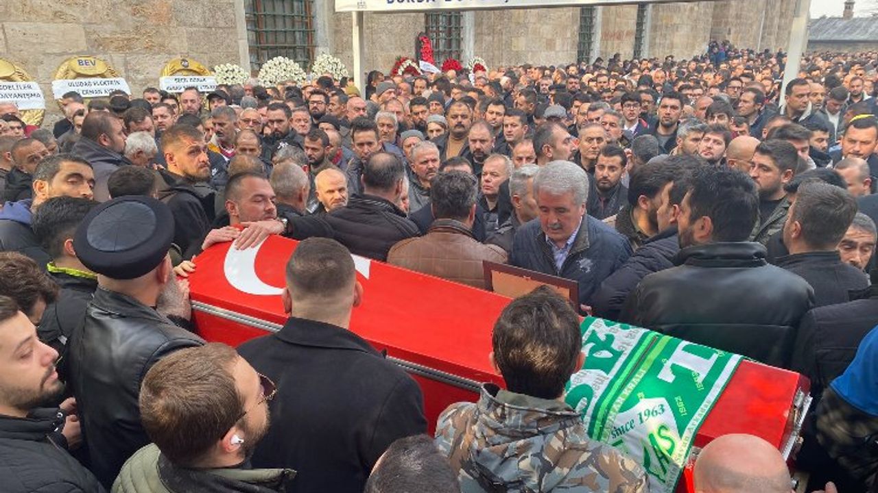 Silahlı saldırıda öldürülen Eski Ülkü Ocakları Genel Başkanı Sinan Ateş toprağa verildi
