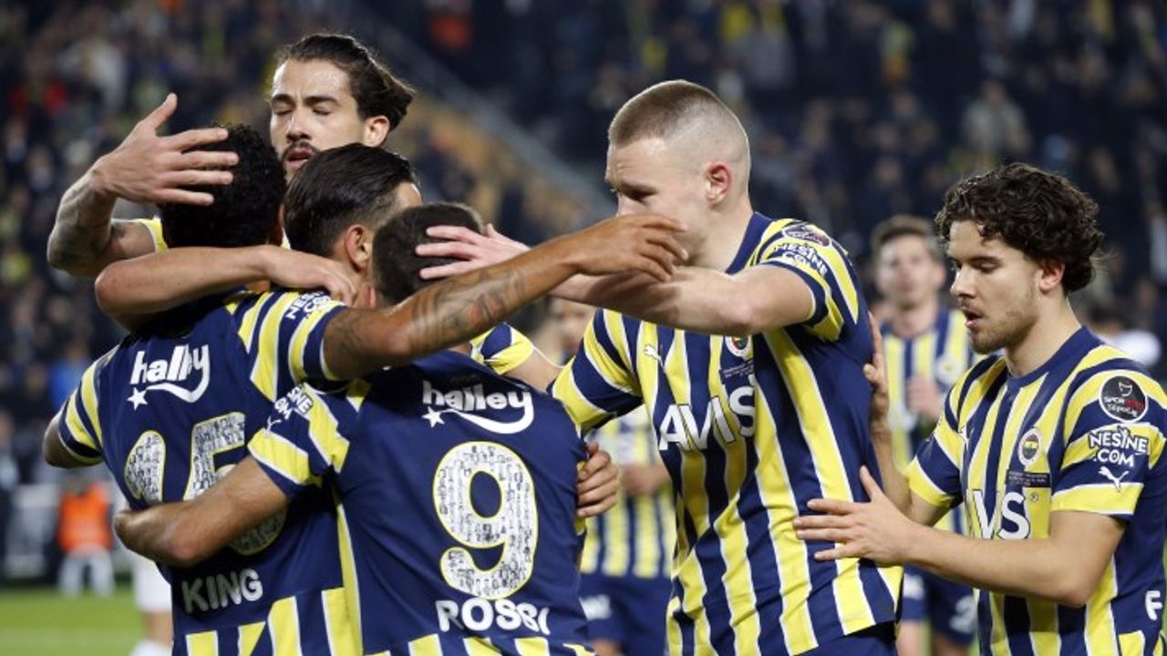 Fenerbahçe 4 golle rahat kazandı, yeniden liderliğe oturdu