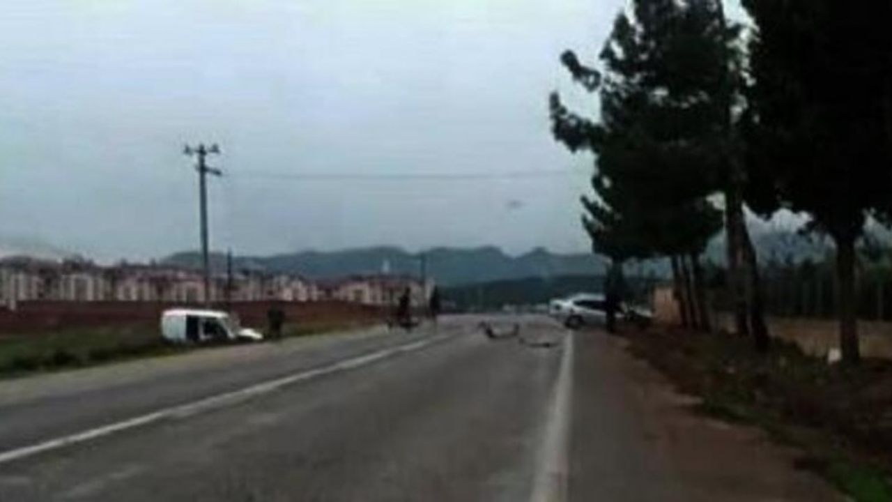 Gaziantep'te otomobil ile hafif ticari araç çarpıştığı kazada sürücüler yaralandı