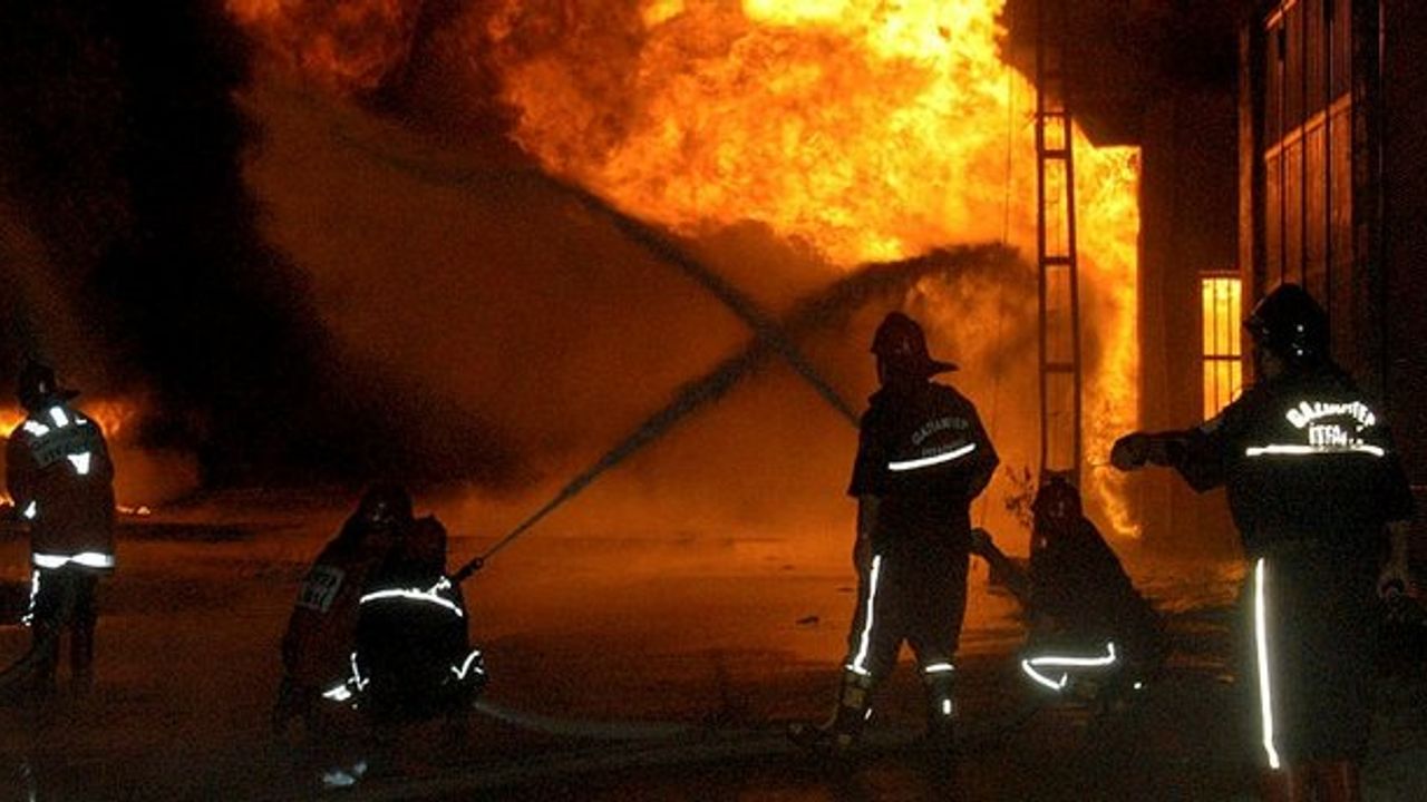 Gaziantep'in Araban İlçesinde İşyerinin Deposunda yangın çıktı! Depo Yangınında Kundaklama İddiası...