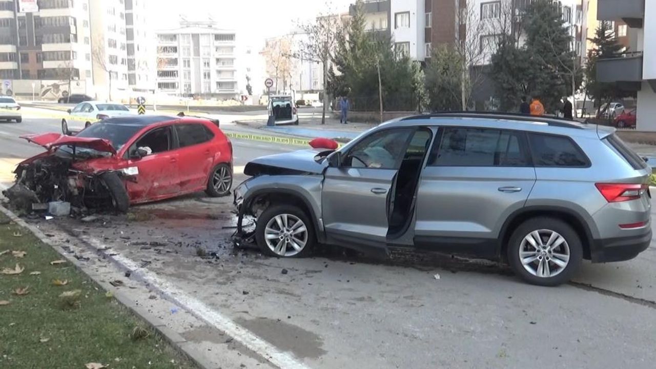 Gaziantep’te 4 kişinin yaralandığı feci kaza güvenlik kamerasına yansıdı