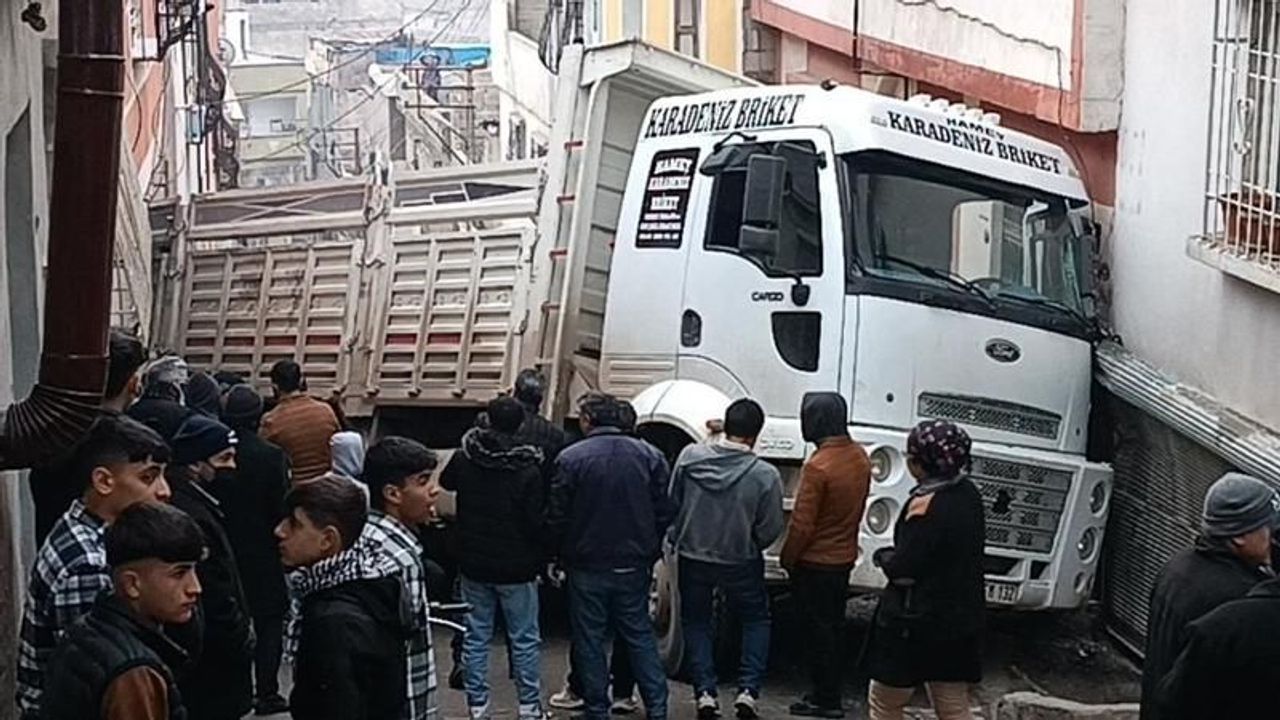Gaziantep'te dehşet verici kaza! Kum yüklü kamyon evin içine girdi