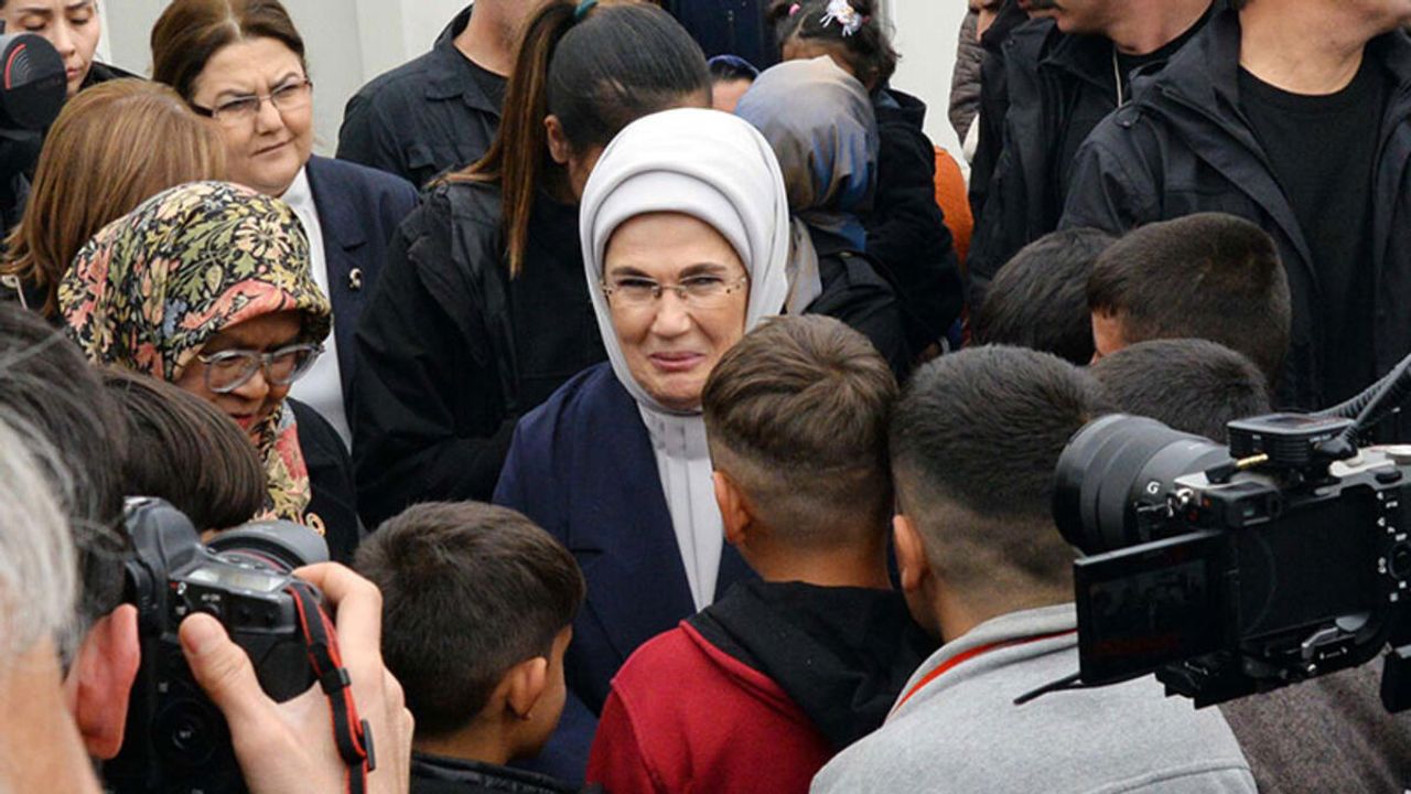 Emine Erdoğan, Nurdağı’nda konteyner kentte depremzedeleri ziyaret etti