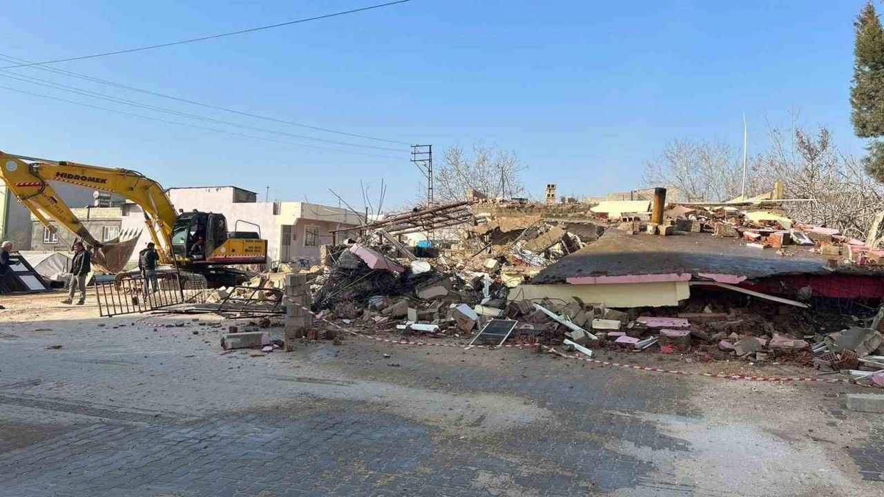 Araban’da acil ağır hasarlı binaların yıkımına başlandı