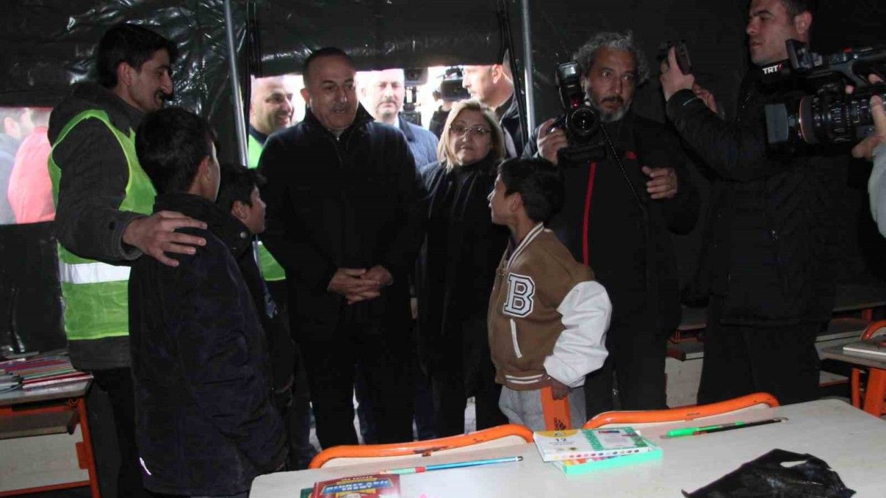 Depremzedelerden Dışişleri Bakanı Çavuşoğlu’na ilginç talep ve şikayetler
