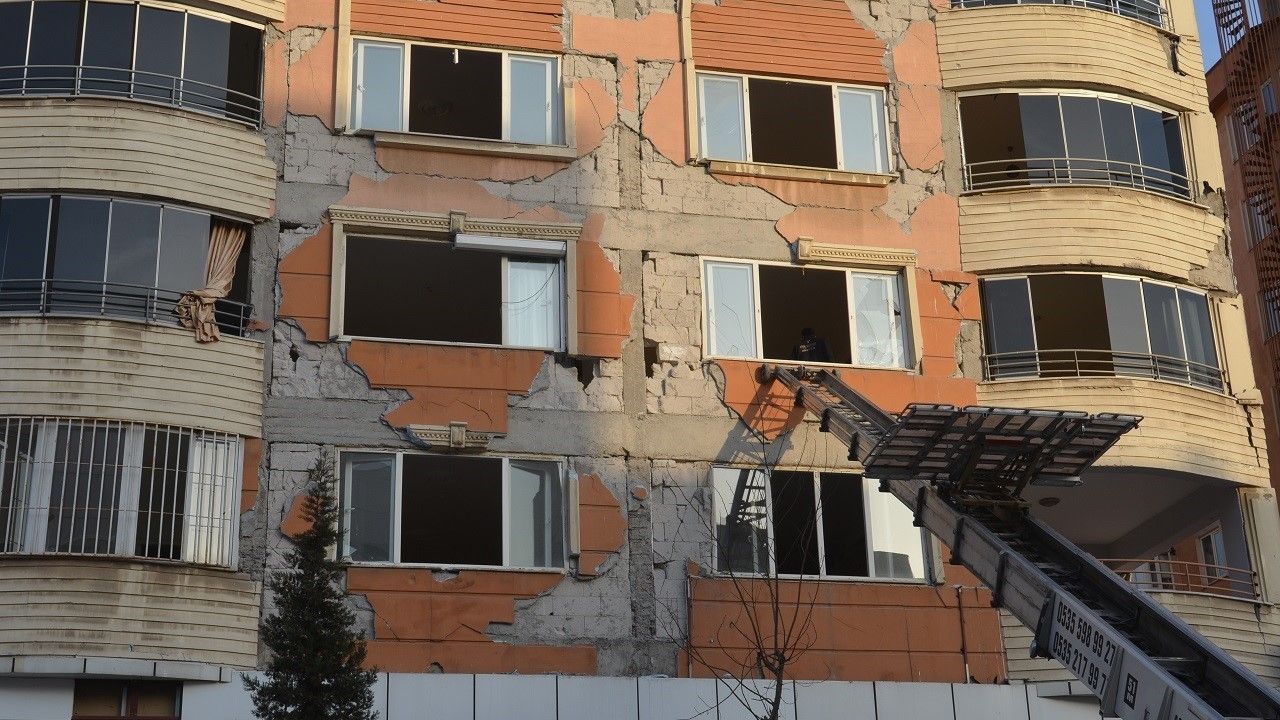 Malatya depremi de ders olmadı, hasar gören binalardan eşyalar halen tahliye ediliyor