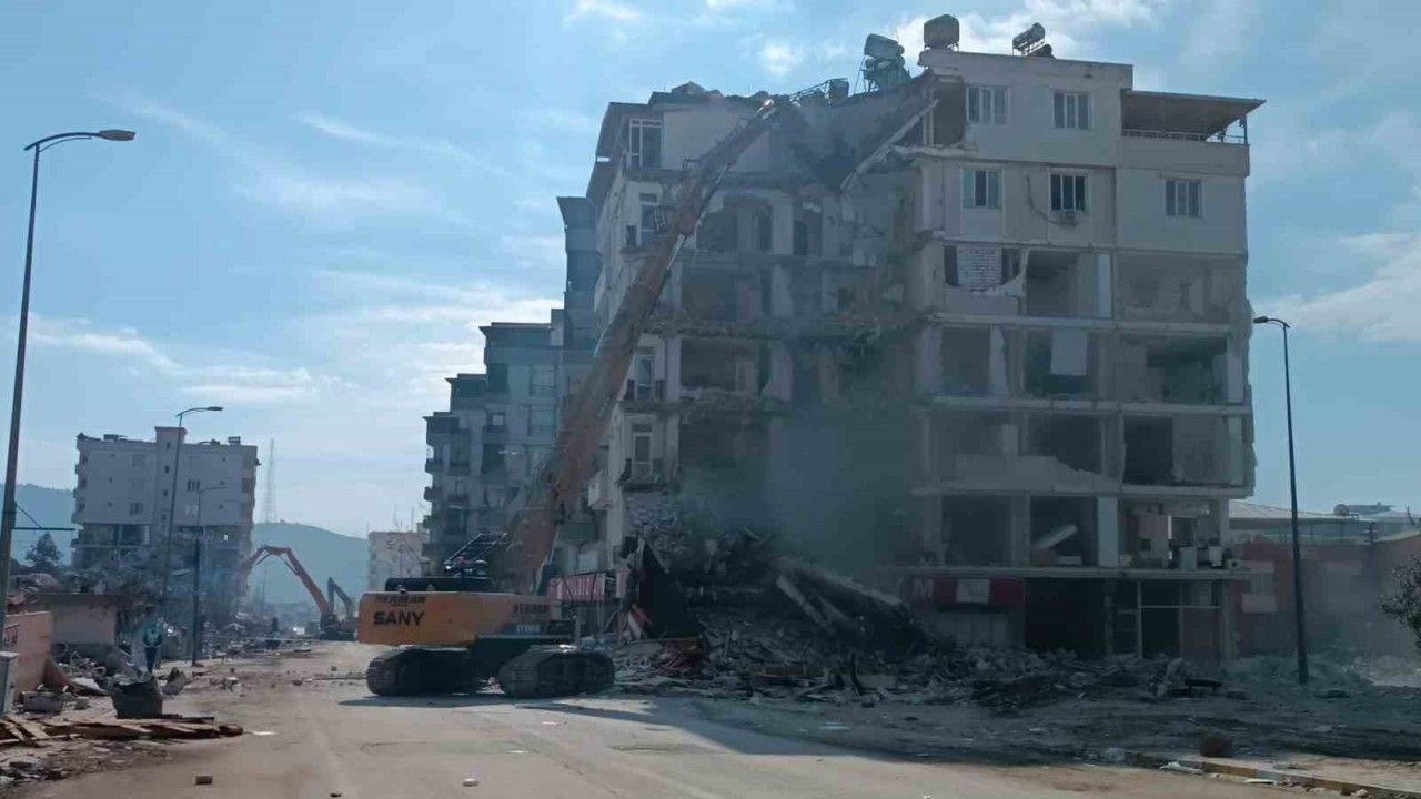 Gaziantep Nurdağı’nda ağır hasarlı binaların yıkımı devam ediyor