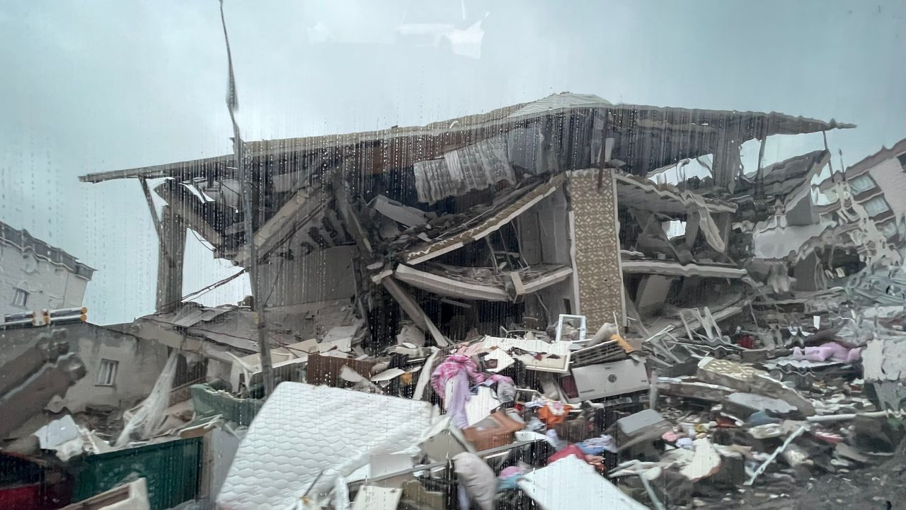 AFAD: “Hatay ili Defne ilçesinde saat 20.04’te 6.4 büyüklüğünde bir deprem meydana gelmiştir”