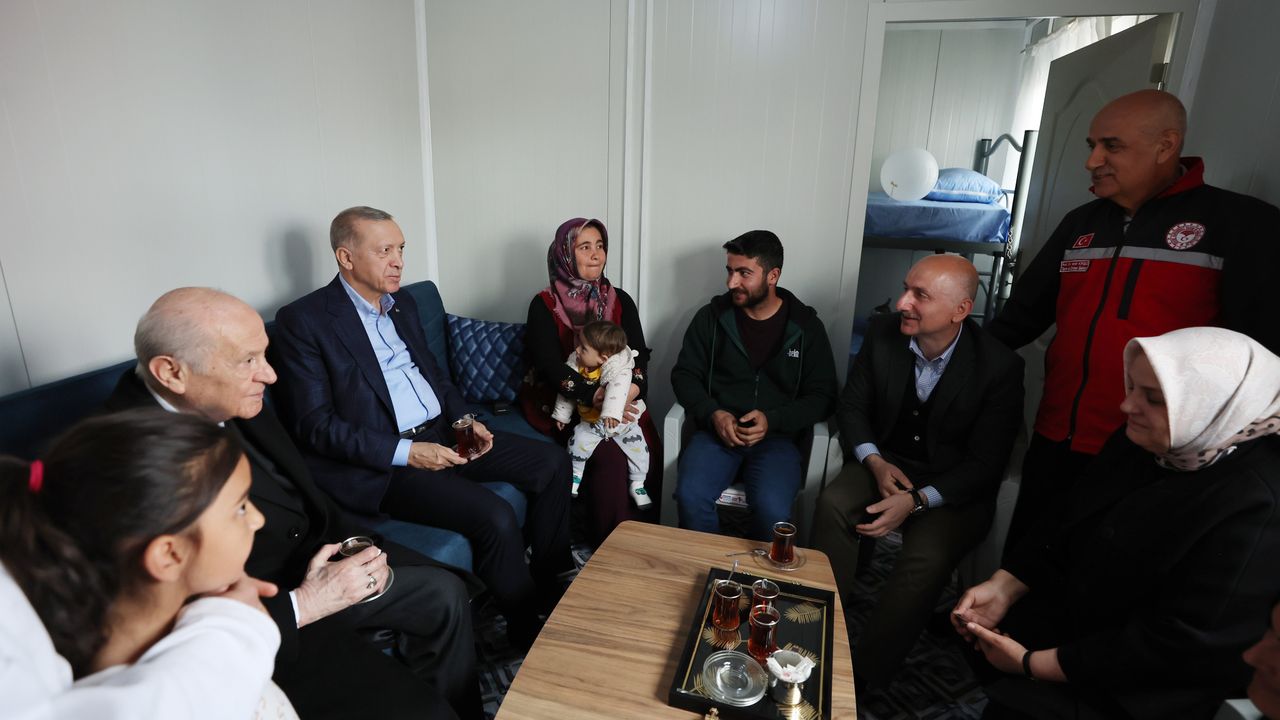 Cumhurbaşkanı Erdoğan, konteyner kentte depremzedeleri ziyaret etti