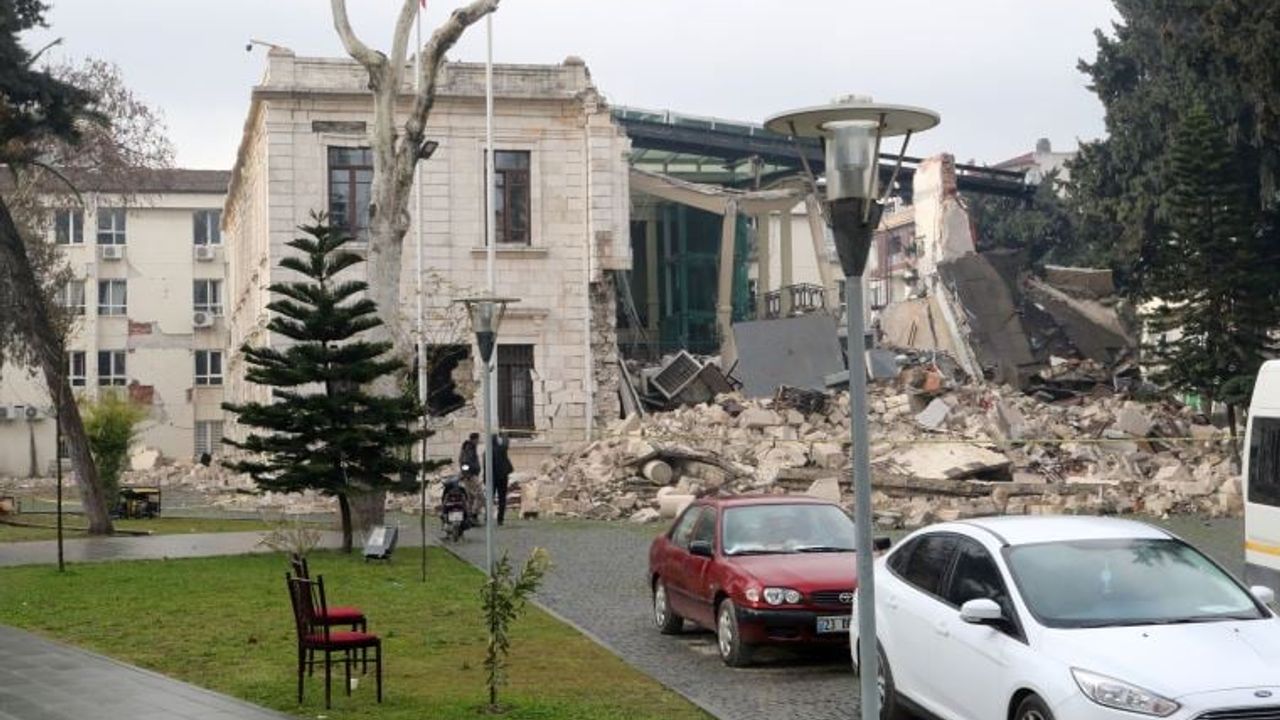 Hatay Valiliğinin tarihi binası depremde yıkıldı