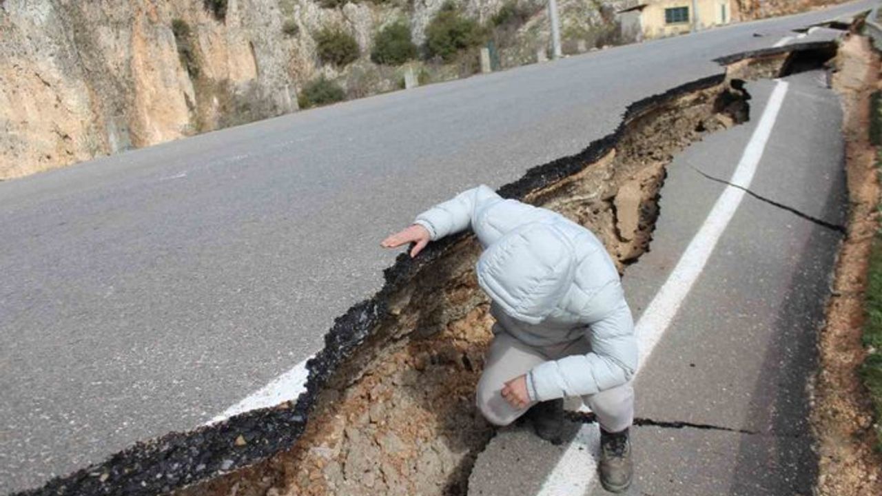 Pazarcık’ta depremde yarılan yol böyle görüntülendi
