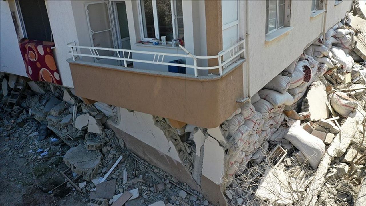 Gaziantep'te Kurutulmuş biber çuvalları binanın yıkılmasını engelledi