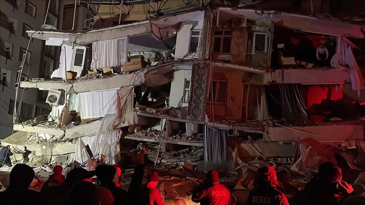 Hatay’da 6.4’lük depremde yıkılan binada arama kurtarma çalışması başlatıldı