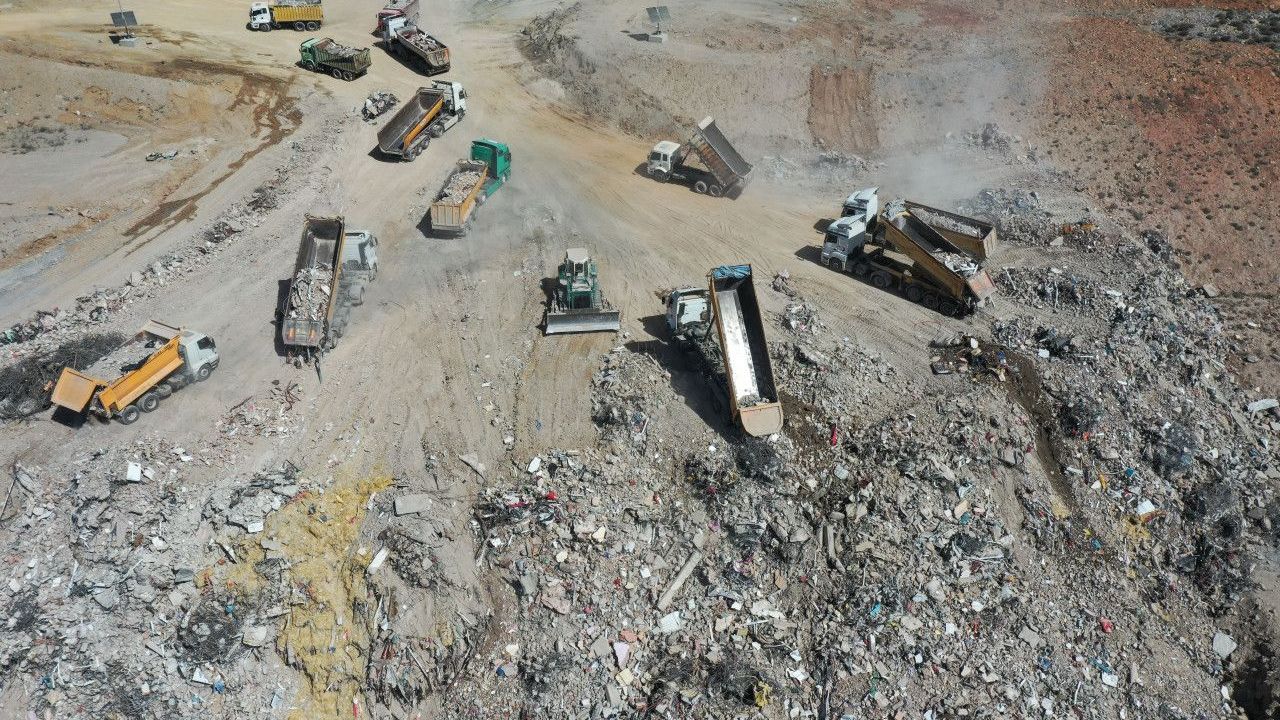 Gaziantep Nurdağı'nda günde ortalama 1500 kamyonla enkaz taşınıyor