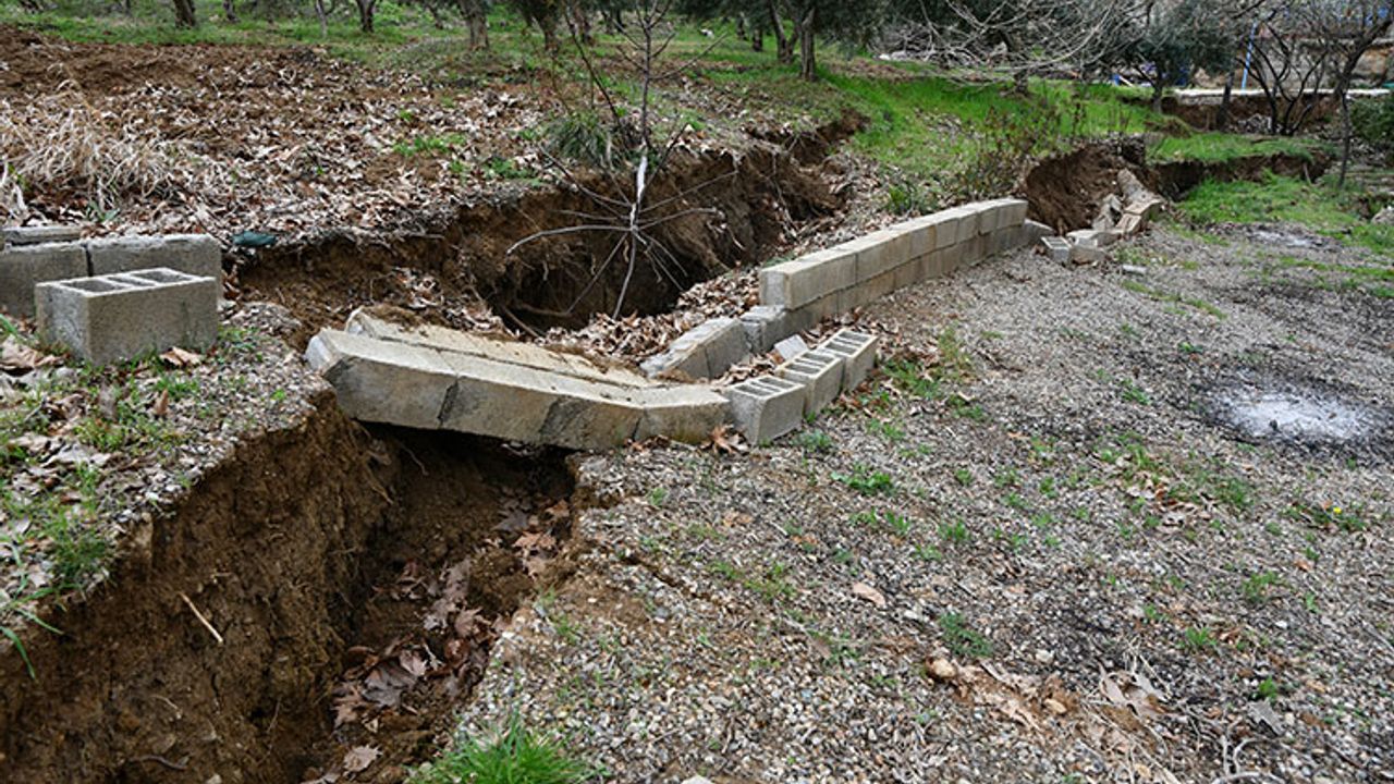 İslahiye'nin Çerçili Mahallesi'nde depremlerde oluşan yarık ve çöküntüler görüntülendi