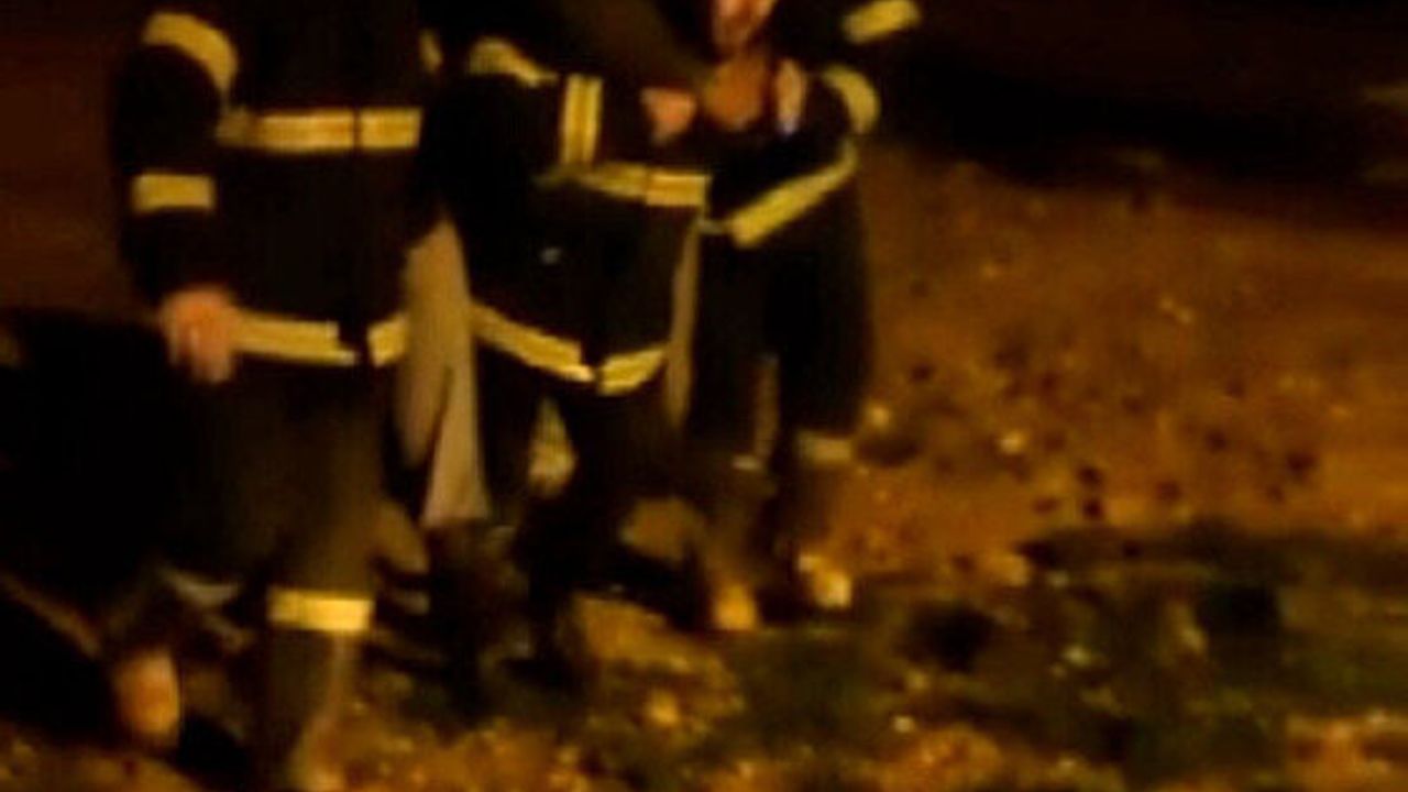 Gaziantep'te selde itfaiyenin bir kişiyi sırtında taşıyarak kurtarması kameraya yansıdı