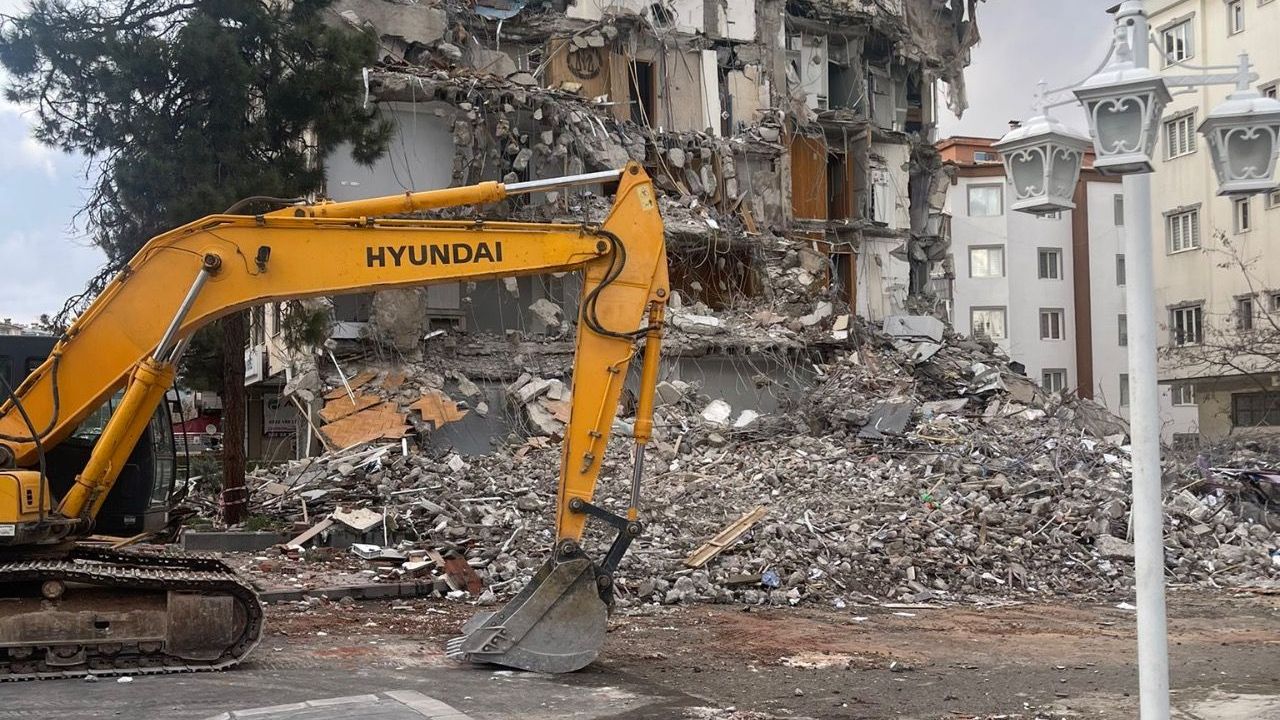 Gaziantep’te avukatların oturduğu ağır hasarlı bina yıkımına başlandı!