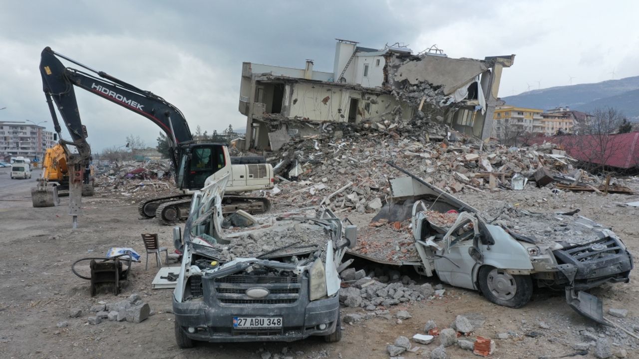 Depremin vurduğu Gaziantep Nurdağı ilçesinde oto galericiler de büyük yara aldı