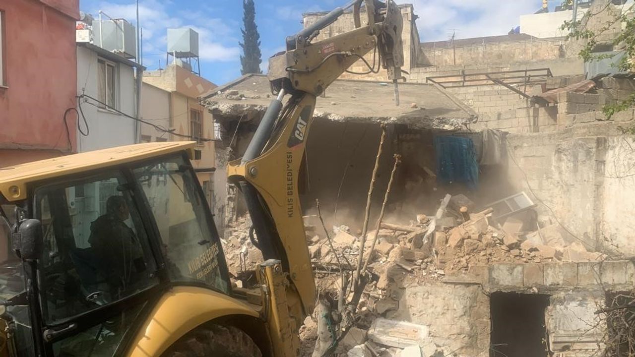 Kilis'te ağır hasarlı binaların yıkımı sürüyor