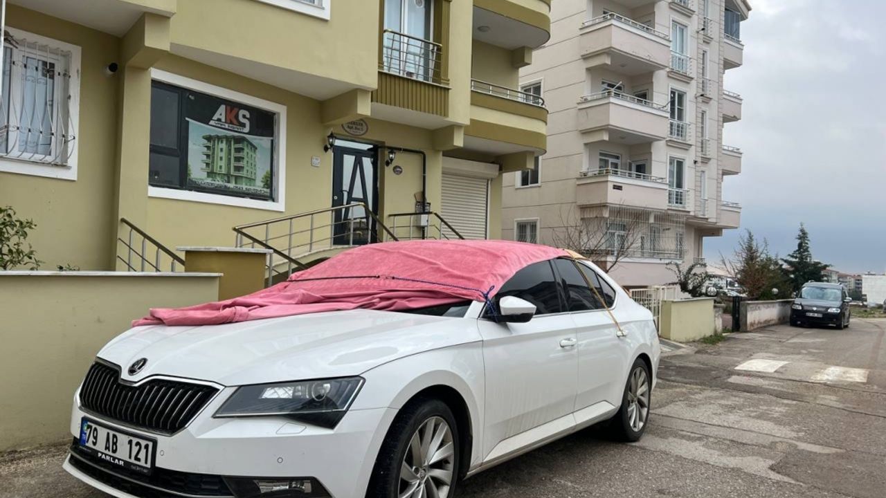 Kilis'te araçlara halılı kartonlu "dolu" önlemi