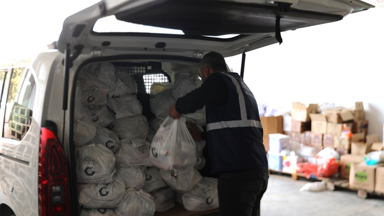 Nurdağı ve İslahiye'de afetzedelere gıda ve hijyen paketi yardımı sürüyor