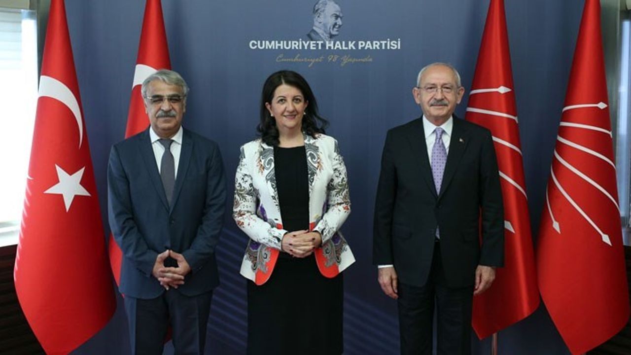 CHP’nin HDP ile görüşmesi cumartesi günü saat 13.00’te HDP Genel Merkezi’nde gerçekleştirilecek.