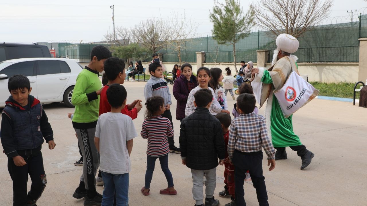 Nizip Belediyesi çocukları eğlendirmeye devam ediyor