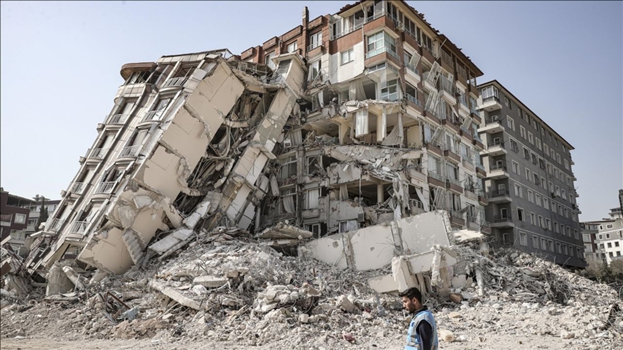 Kilis'te depremde hasar gören bina ve minarelerin kontrollü yıkımı sürüyor