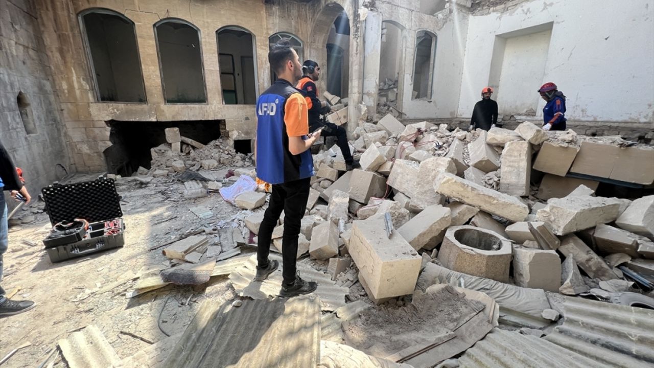 Kilis'te ağır hasarlı tescilli 2 katlı bina kısmen çöktü