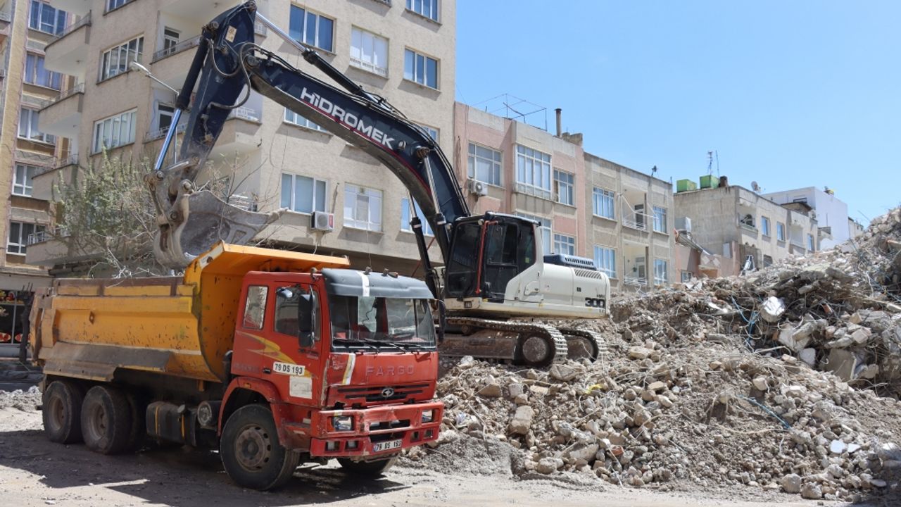 Kilis'te çöken 4 katlı binanın enkaz kaldırma işlemi sürüyor