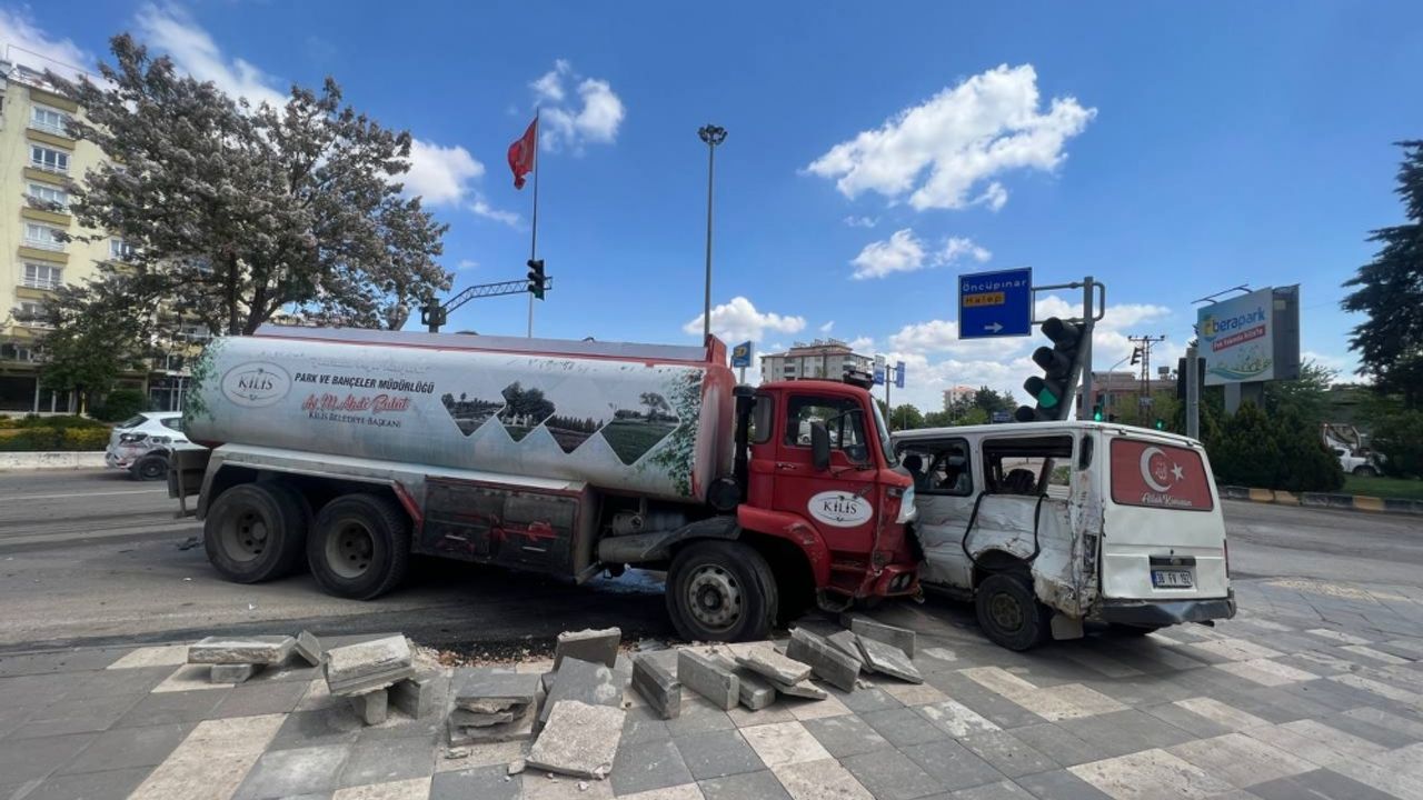 Kilis'te freni patlayan su tankeri 3 araca çarptı