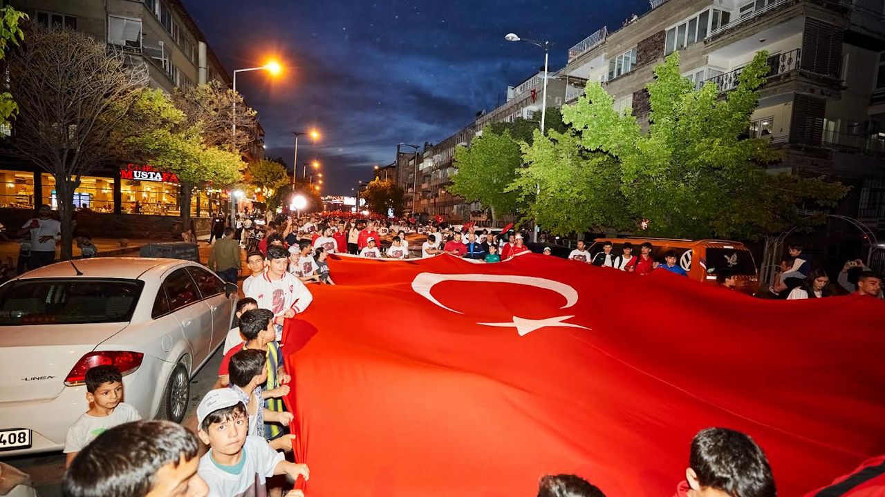 Atatürk’ü Anma Gençlik Ve Spor Bayramının Coşkusu, Fener Alayı İle Taçlandı