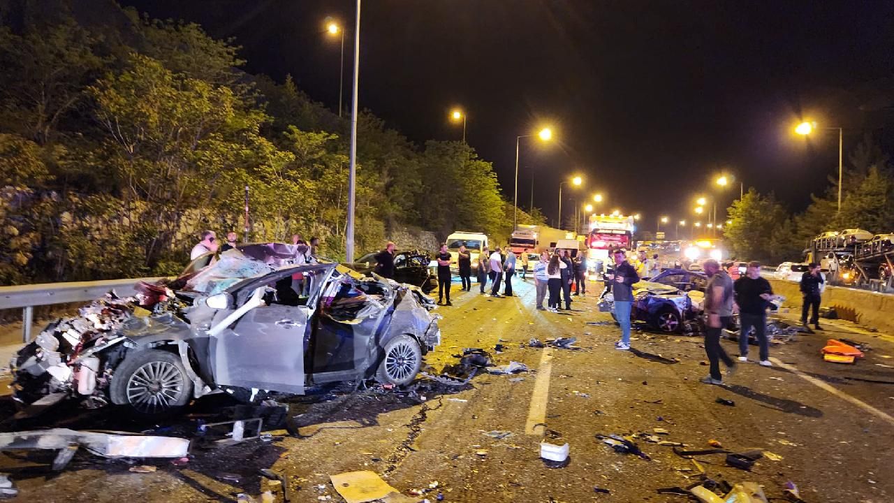 TAG Otoyolu'nda 13 aracın karıştığı zincirleme trafik kazası: 7 ölü, 7 yaralı