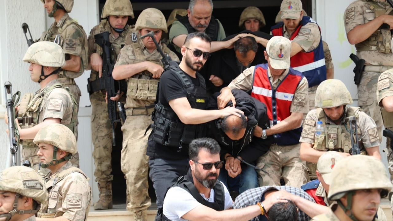 Mardin'de jandarma kıyafeti giyip Irak uyruklu kişileri yağmalayan 6 kişi gözaltına alındı