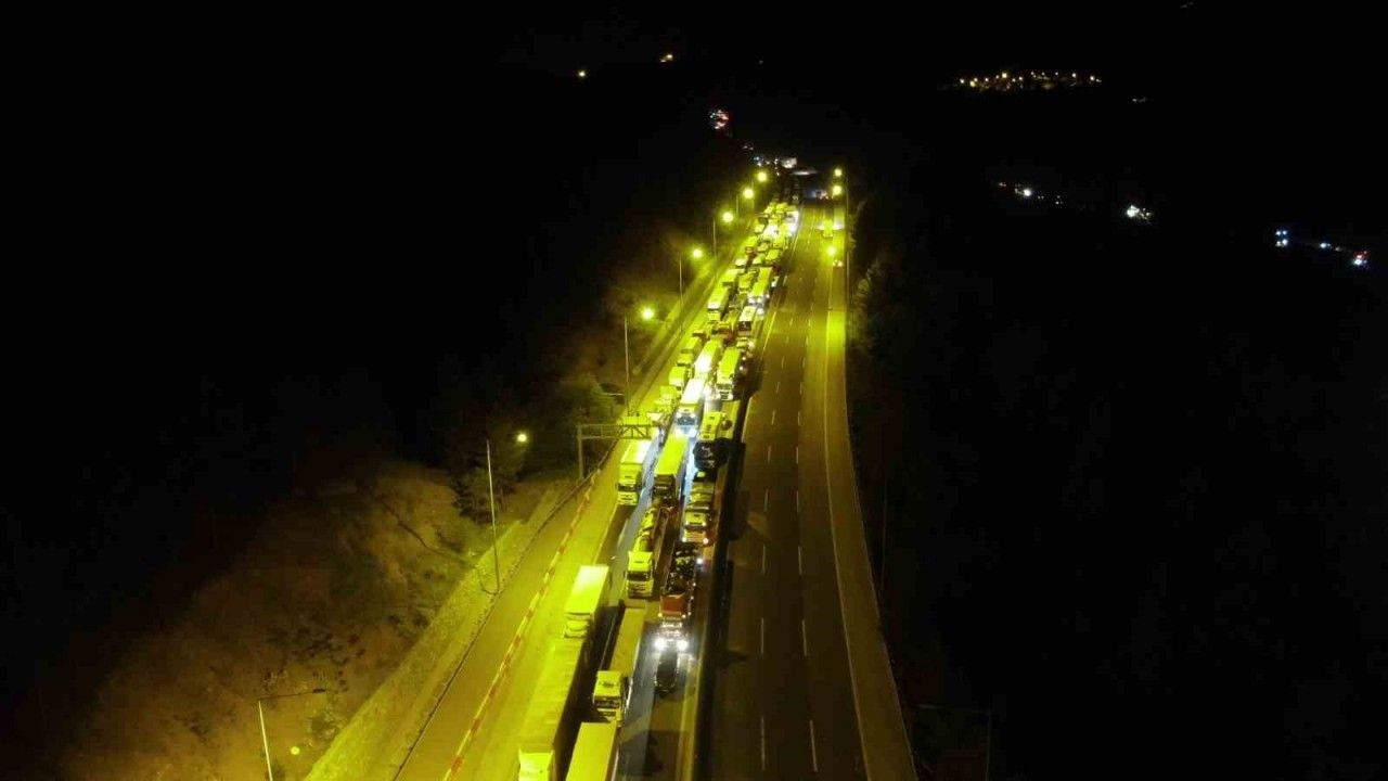 Adana’da 13 aracın karıştığı kazada kapanan otoyol ulaşıma açıldı