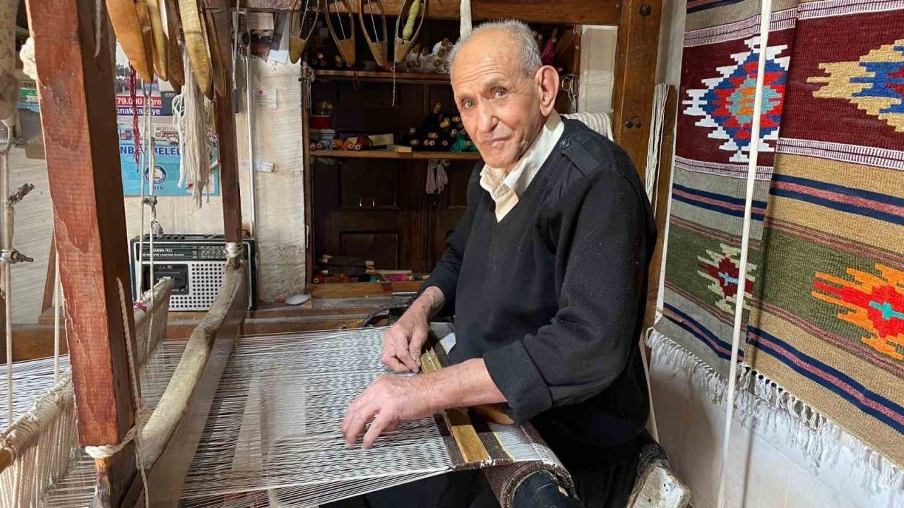 Gaziantep’te 3 metrekarelik dükkanda ürettiği kilimleri dünyaya ihraç ediyor