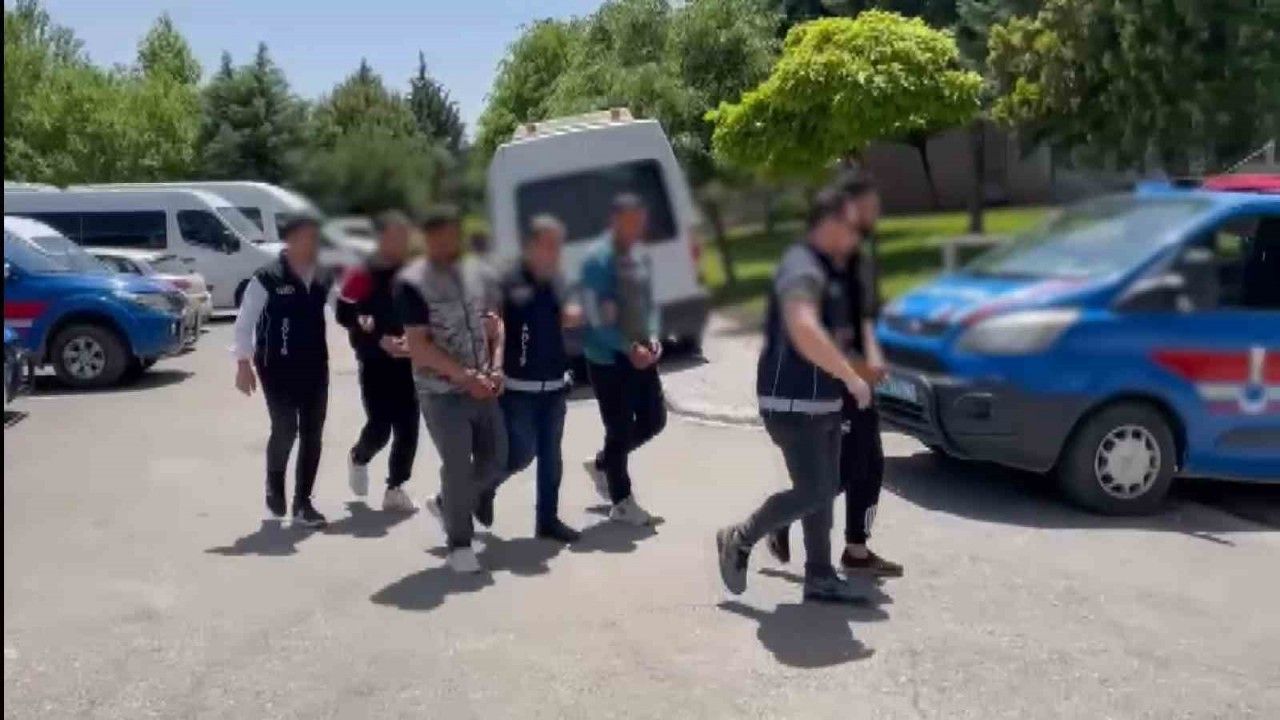 Gaziantep’te Göçmen Kaçakçılığı Yapan 6 Kişiye Gözaltı