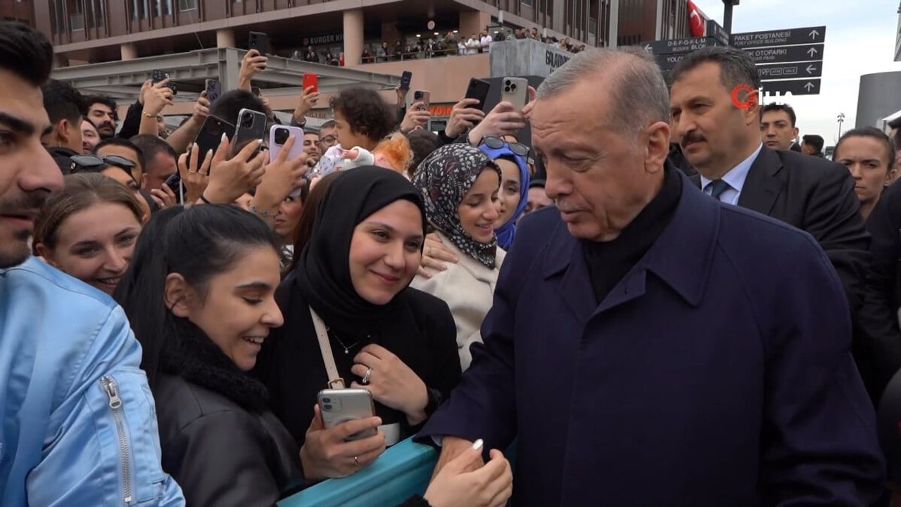 Cumhurbaşkanı Erdoğan, Galataport’ta vatandaşlarla fotoğraf çekildi