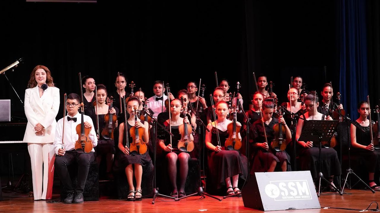 Yaz Sanat Akademisi Kursiyerleri Müzik Dolu Bir Törenle Sertifikalarını Aldı!
