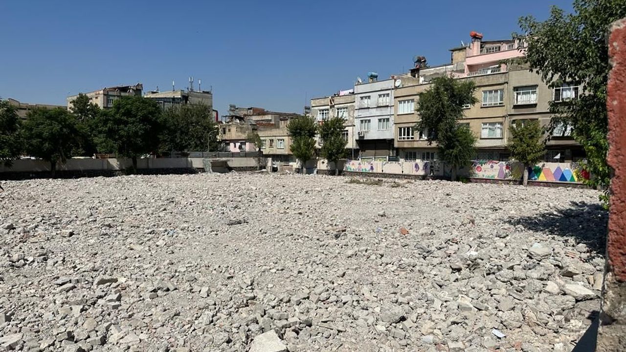 Gaziantep’in tarihi lisesi yıkıldı