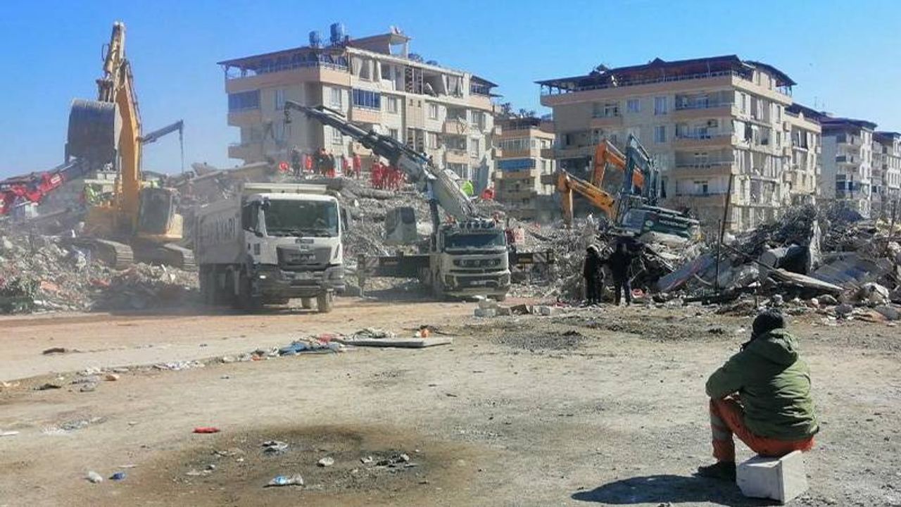 Depremde 26 Kişiye Mezar Olan Binaya Sahte Ruhsat Düzenlenmiş